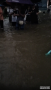 丰巢人在暴雨下的河南