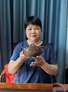 《 中国著名紫砂壶收藏家卢坤女士第一次对外展示珍贵紫砂壶葛岳纯顾景舟徐悲鸿合创半月龙壶》